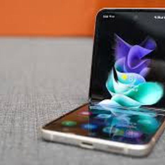 purple samsung galaxy z flip phone - Picture 5 of 6